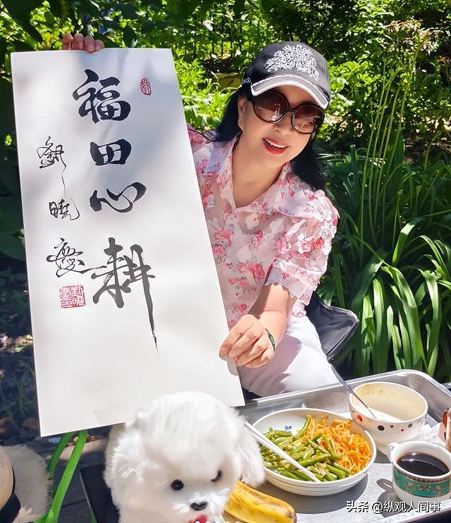 刘晓庆最新近照曝光，吃发黑香蕉配豆角显寒酸，衣品还是那么娇嫩 - 9