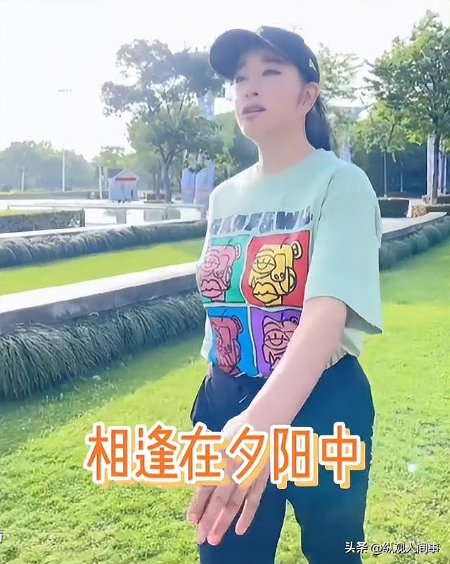 刘晓庆最新近照曝光，吃发黑香蕉配豆角显寒酸，衣品还是那么娇嫩 - 12