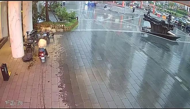 监控还原宝妈避雨事件!矛盾关键点找到了,饭店方透露道歉原因 - 4