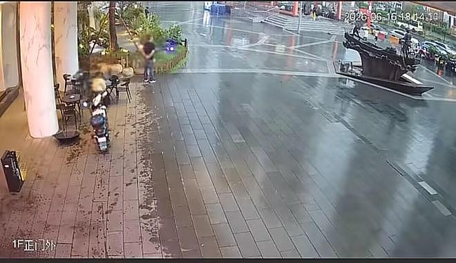 监控还原宝妈避雨事件!矛盾关键点找到了,饭店方透露道歉原因 - 5