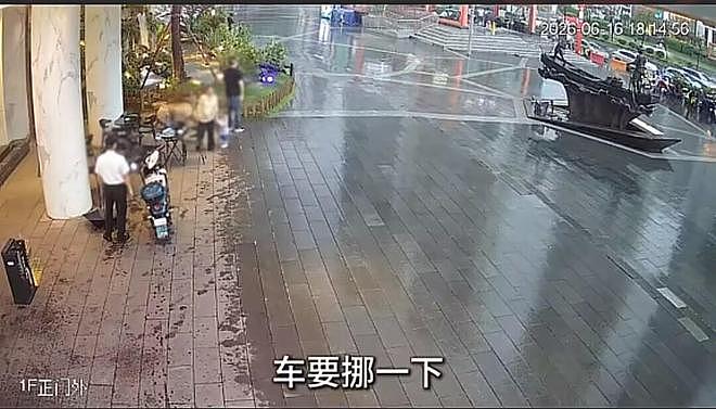 监控还原宝妈避雨事件!矛盾关键点找到了,饭店方透露道歉原因 - 6