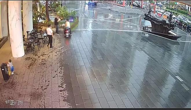 监控还原宝妈避雨事件!矛盾关键点找到了,饭店方透露道歉原因 - 7