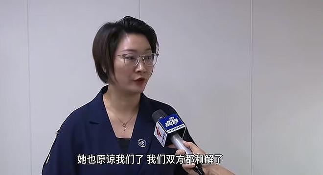 监控还原宝妈避雨事件!矛盾关键点找到了,饭店方透露道歉原因 - 12