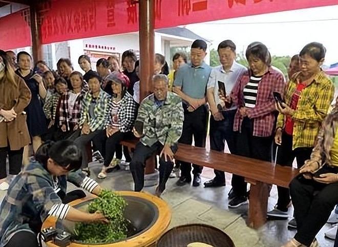 央视暗访曝光！直播间27个“茶农”，20个是演员，月入千万全靠演 - 8