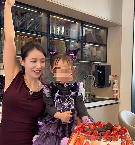 抖音千万粉网红“塌房”!被曝隐瞒生女、破产卖惨,疯狂掉粉数百万(组图) - 5