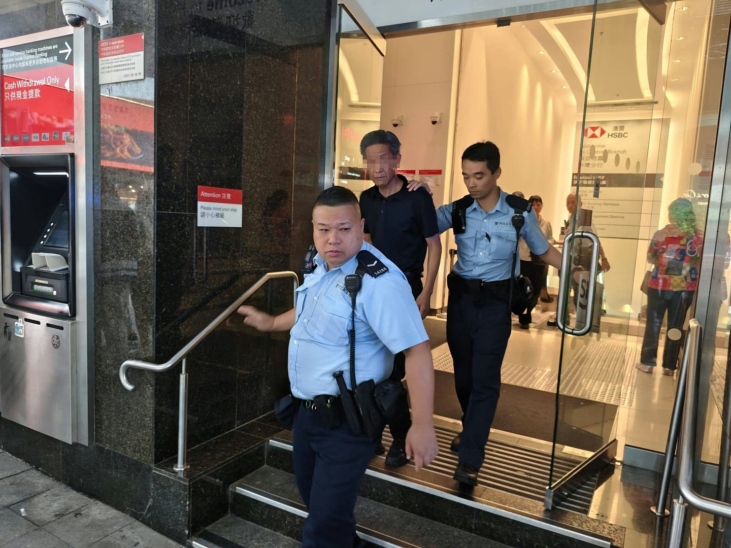 要求汇丰转账$500亿,内地男女遭港警逮捕!重案组介入(组图) - 2