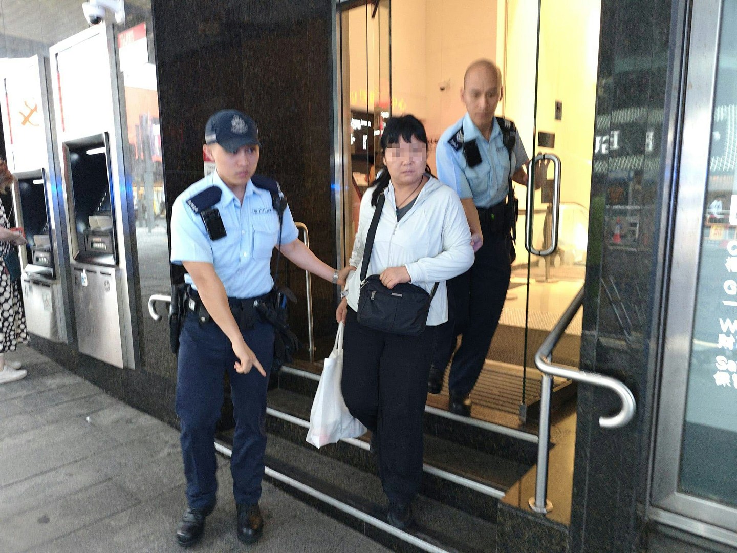 要求汇丰转账$500亿,内地男女遭港警逮捕!重案组介入(组图) - 3