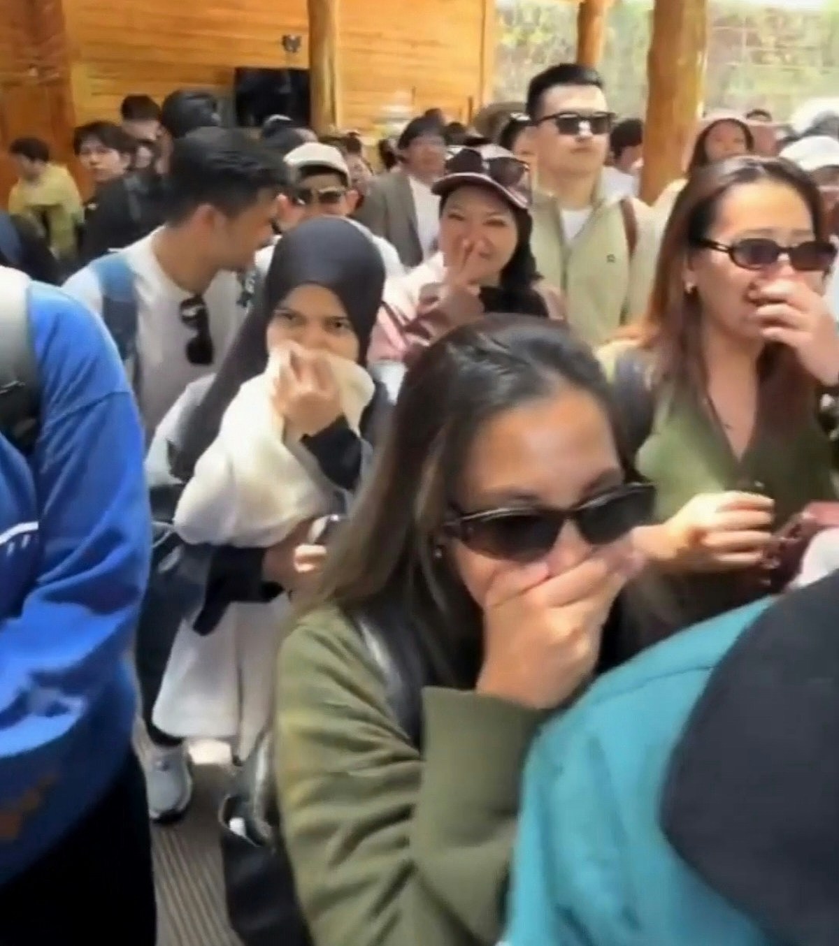 马来女游客拍片讽中国人“不洗澡很臭”,挨轰后道歉(组图) - 5