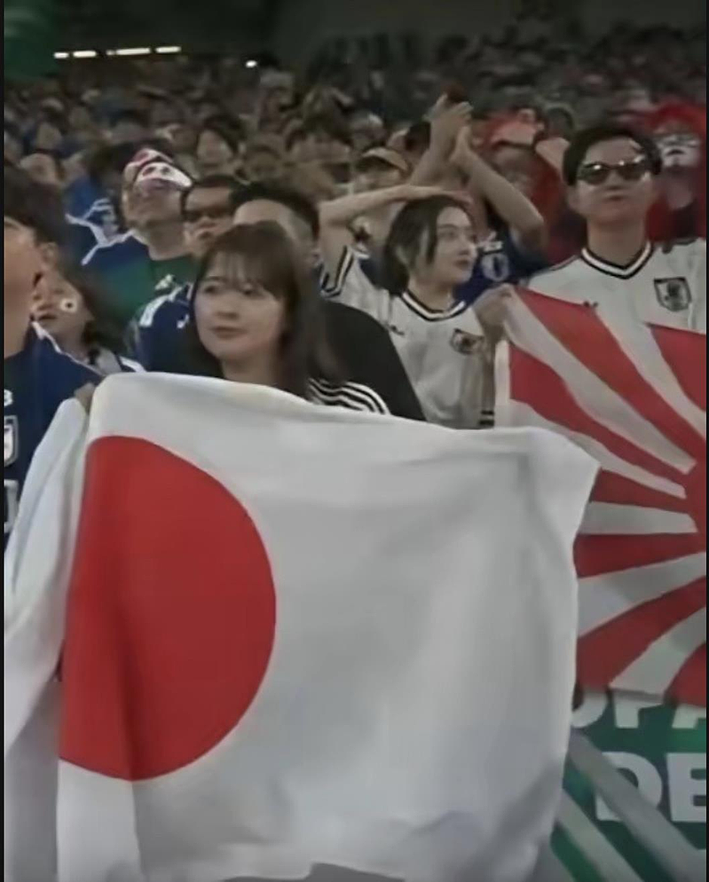 日本球迷带“旭日旗”观看世界杯，引中国网友强烈不满（组图） - 1