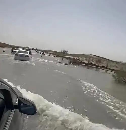 地球真的生病了?塔克拉玛干沙漠迎来暴雨,中国最干的地方发洪水(组图) - 2