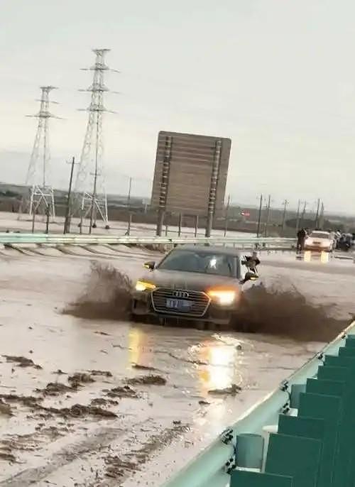 地球真的生病了?塔克拉玛干沙漠迎来暴雨,中国最干的地方发洪水(组图) - 4