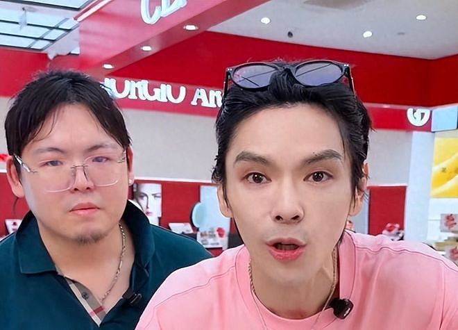 向佐向佑兄弟合体直播！当众介绍“唯一血亲”，向家母子终于和解（组图） - 1