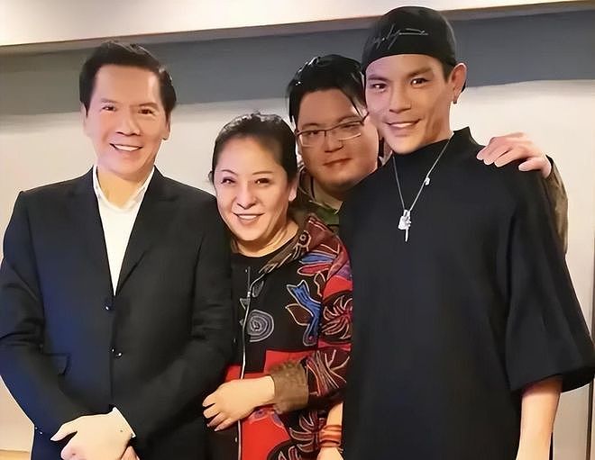 向佐向佑兄弟合体直播！当众介绍“唯一血亲”，向家母子终于和解（组图） - 5