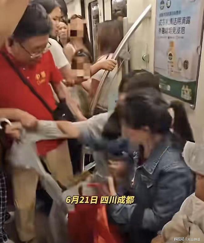 成都地铁让座冲突引全球热议!海外博主解读道德绑架争议(组图) - 3