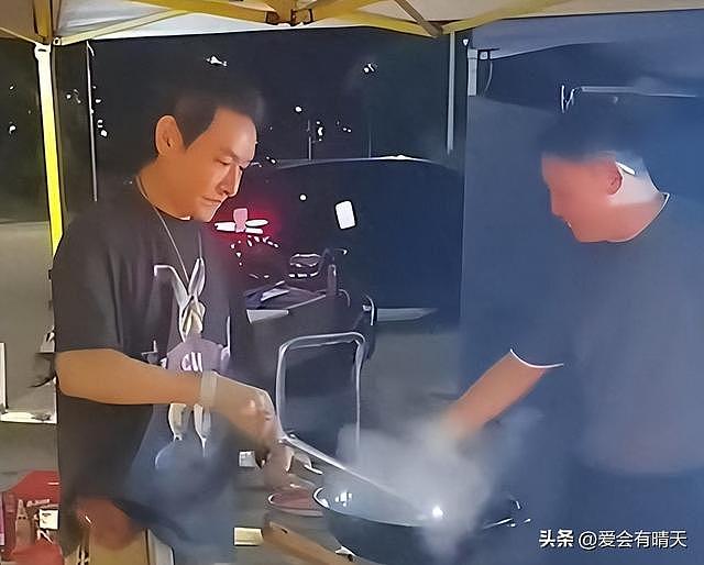 刘德华8年替身近况曝光：无戏可拍，街头摆地摊赚钱，依然有气质 - 5