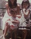 赌王最惨孙女何家华，晒童年照悼父母车祸离世45年，“非常想念”