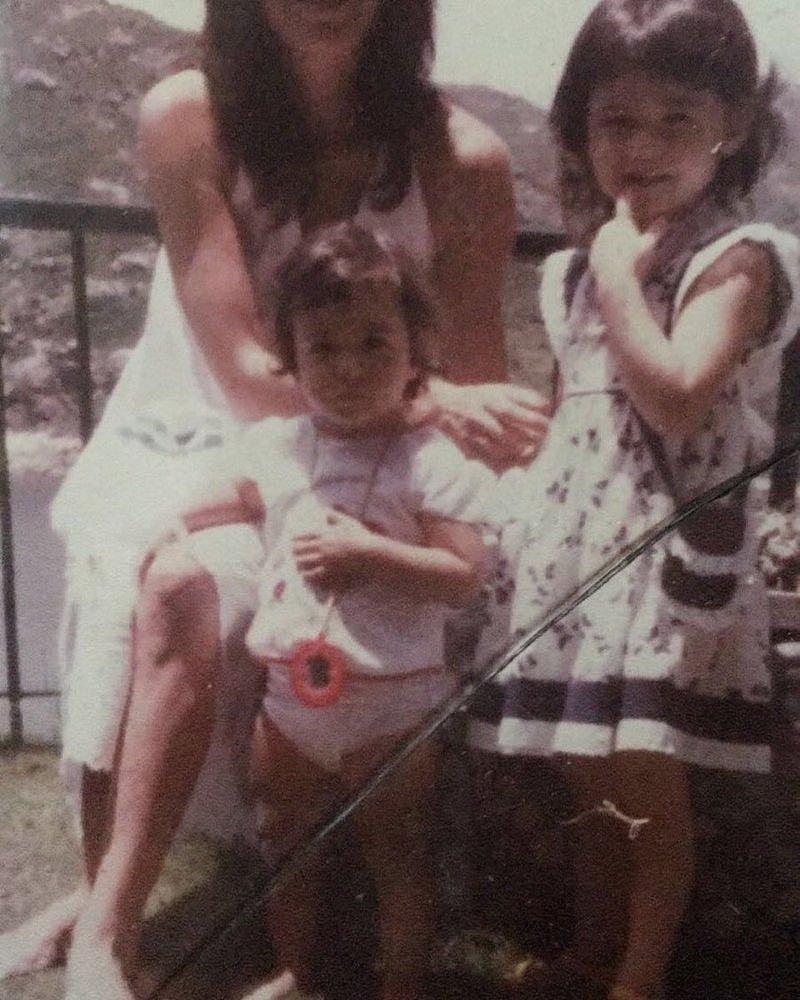 赌王最惨孙女何家华,晒童年照悼父母车祸离世45年,“非常想念” - 1