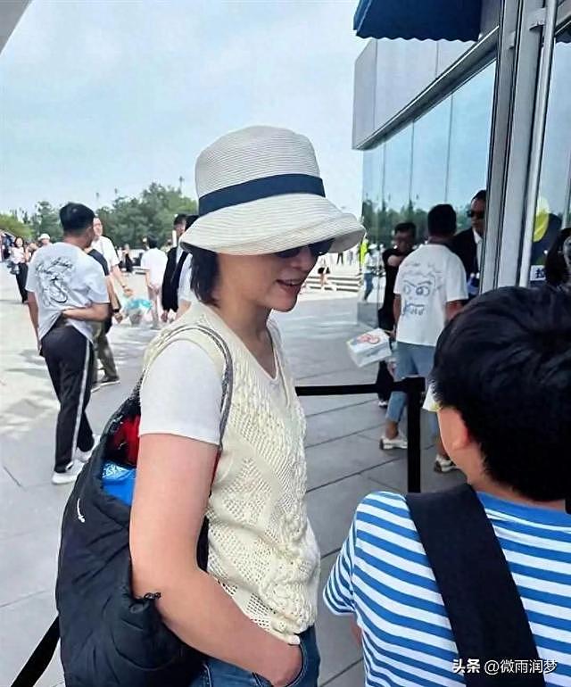 风波过后董卿大变样！素颜旧衣低调参加儿子毕业典礼 - 1