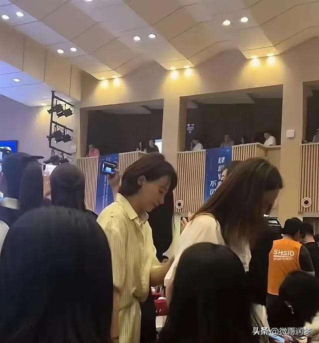 风波过后董卿大变样！素颜旧衣低调参加儿子毕业典礼 - 3