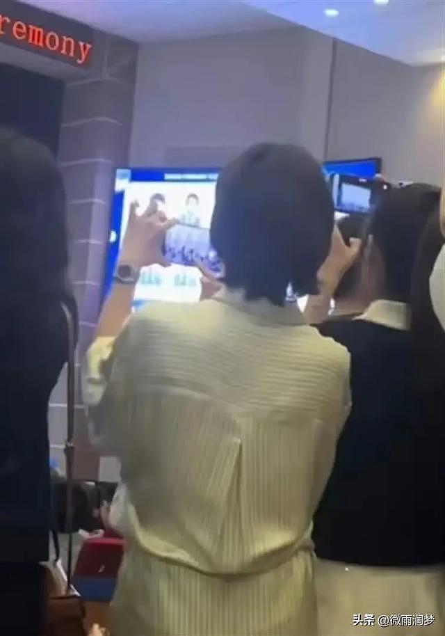 风波过后董卿大变样！素颜旧衣低调参加儿子毕业典礼 - 5