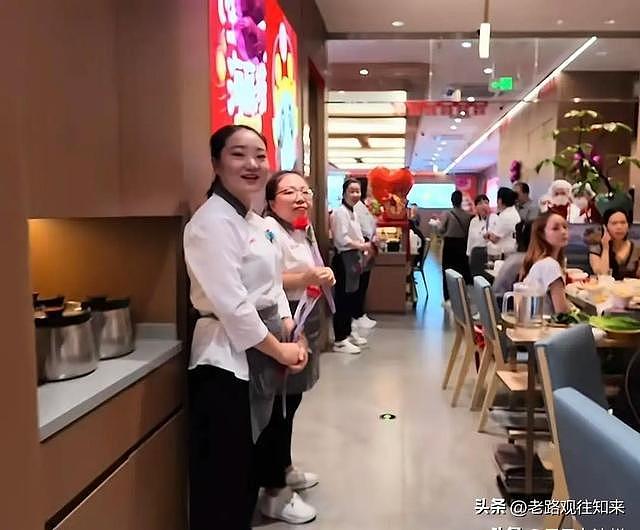 陕西新人海底捞办婚礼，305人吃2万4！蹭席来者不拒（图） - 1