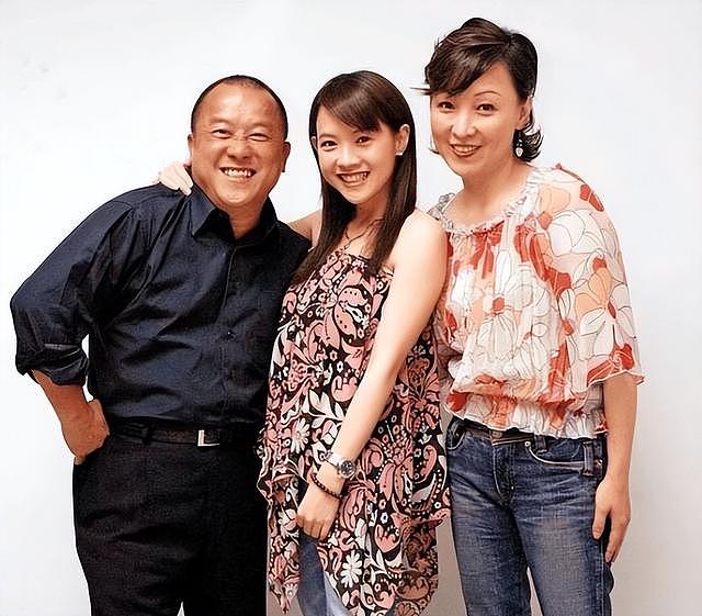 曾志伟儿女现状:长子不生娃,次子离婚,小女儿远嫁,她至今未婚 - 2