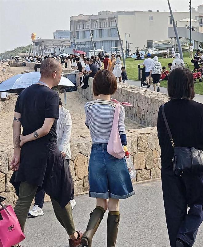 偶遇56岁陈鲁豫逛阿那亚,高温天穿长筒雨靴,瘦到单薄却活力满满 - 1