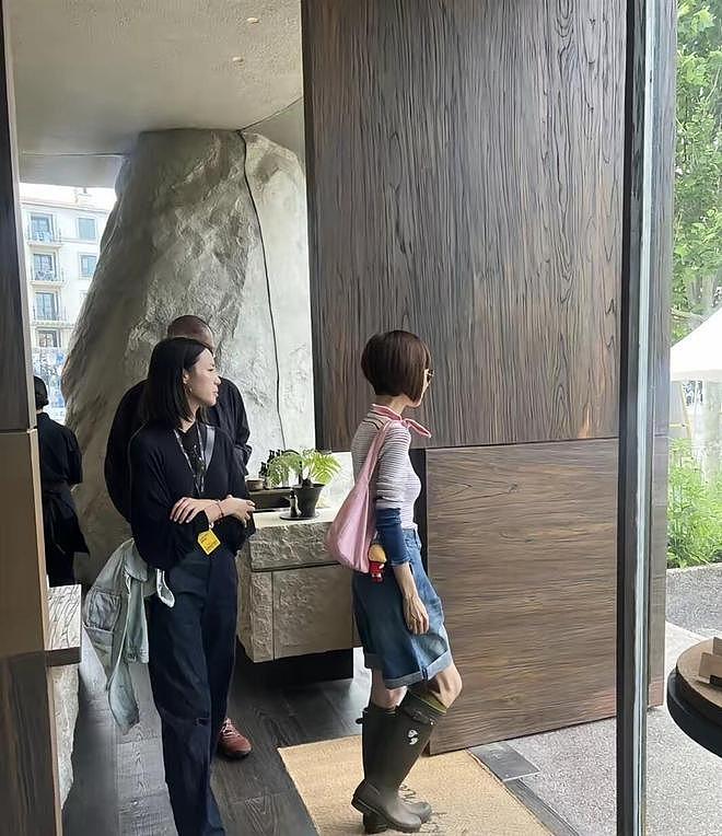 偶遇56岁陈鲁豫逛阿那亚,高温天穿长筒雨靴,瘦到单薄却活力满满 - 4