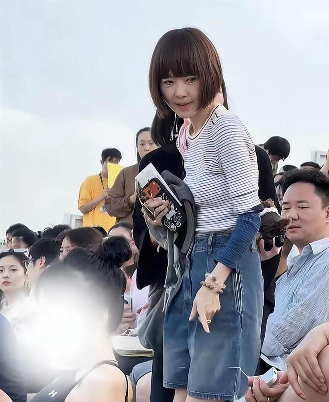 偶遇56岁陈鲁豫逛阿那亚,高温天穿长筒雨靴,瘦到单薄却活力满满 - 5