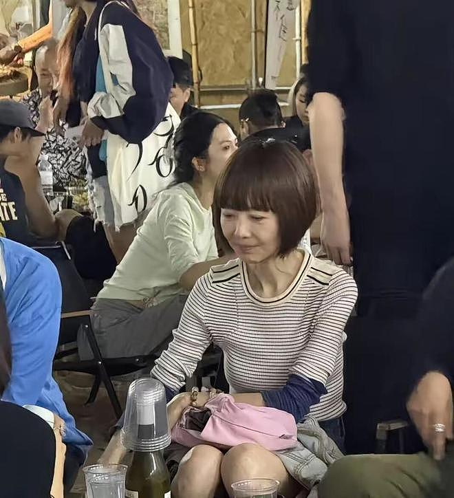 偶遇56岁陈鲁豫逛阿那亚,高温天穿长筒雨靴,瘦到单薄却活力满满 - 6