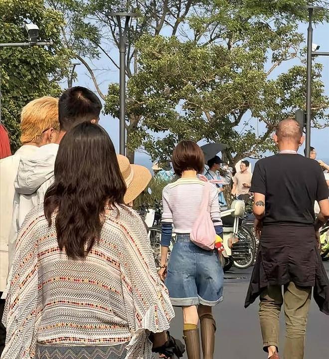 偶遇56岁陈鲁豫逛阿那亚,高温天穿长筒雨靴,瘦到单薄却活力满满 - 7