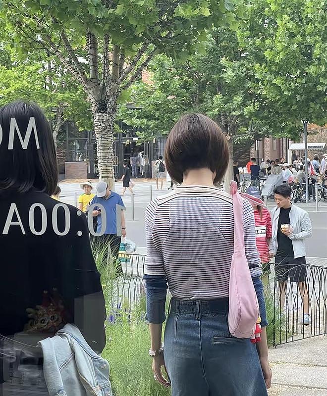 偶遇56岁陈鲁豫逛阿那亚,高温天穿长筒雨靴,瘦到单薄却活力满满 - 8