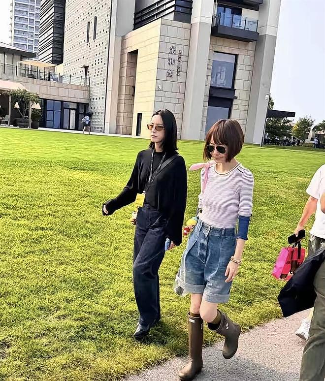偶遇56岁陈鲁豫逛阿那亚,高温天穿长筒雨靴,瘦到单薄却活力满满 - 9