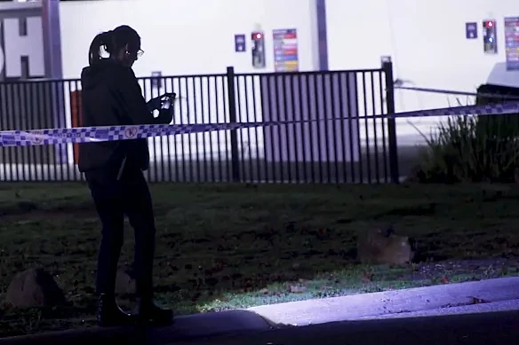 澳麦当劳深夜发生捅人案！1人命危1人重伤，22岁嫌犯已投案自首（组图） - 1