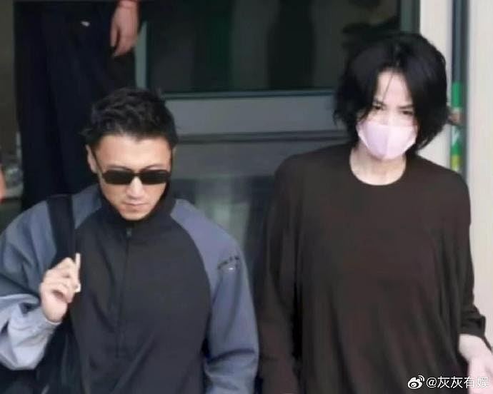 谢霆锋王菲复合十多年罕有高调合体，西安机场无惧镜头大方牵手（组图） - 1