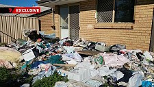 珀斯一住宅被投诉“像垃圾场”！后院堆满腐烂垃圾，臭味熏翻邻居（图）