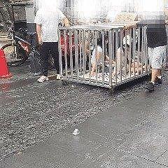 湖南街头惊现“浸猪笼”！两女子被关不锈钢笼，惊人内幕曝光（图） - 1