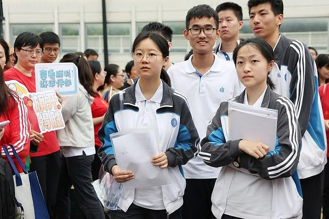 上海高考本科线403分引全网怒喷！凭啥沪爷高考，拿的是站票？（组图） - 7