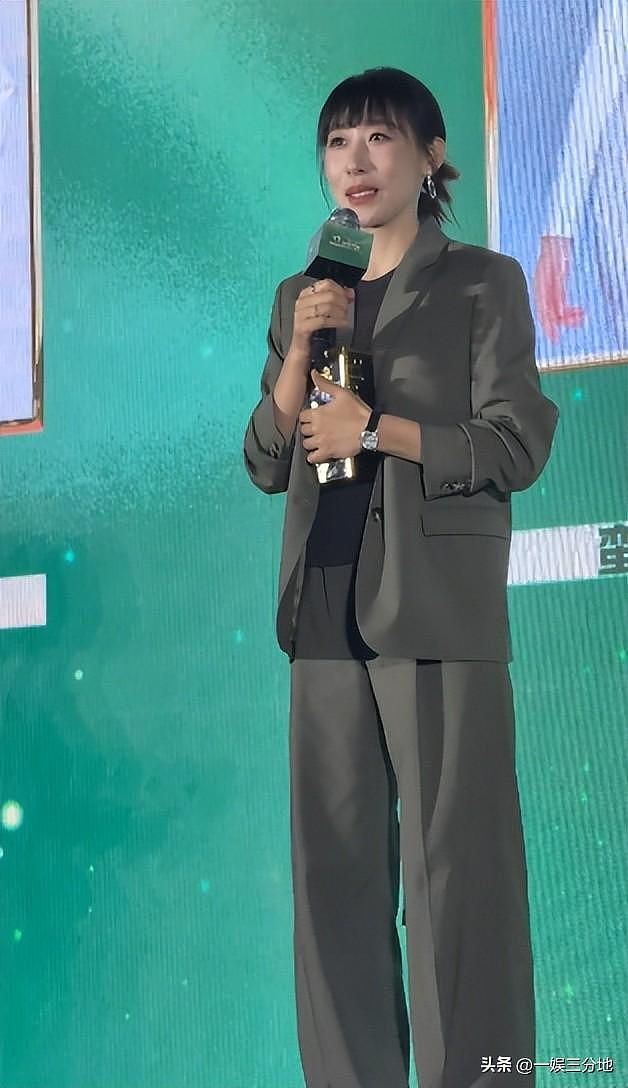 白玉兰合照：杨幂靠边站一脸不高兴，孙俪意外，C 位最有望封视后 - 10