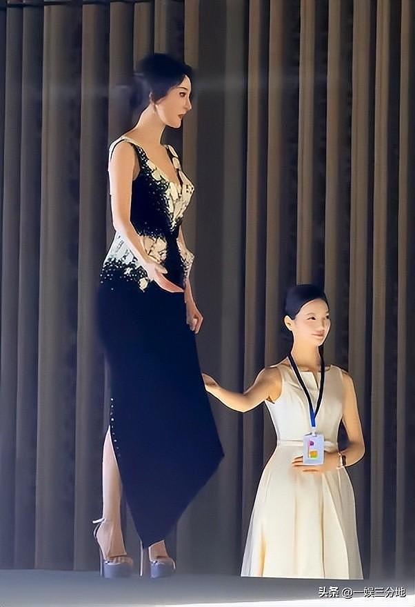 白玉兰合照：杨幂靠边站一脸不高兴，孙俪意外，C 位最有望封视后 - 22