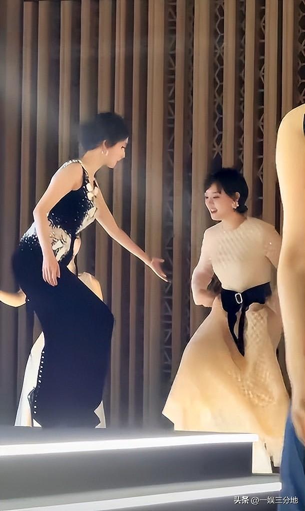 白玉兰合照：杨幂靠边站一脸不高兴，孙俪意外，C 位最有望封视后 - 23