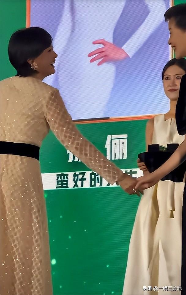 白玉兰合照：杨幂靠边站一脸不高兴，孙俪意外，C 位最有望封视后 - 28
