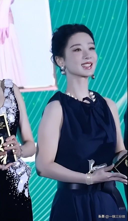 白玉兰合照：杨幂靠边站一脸不高兴，孙俪意外，C 位最有望封视后 - 34
