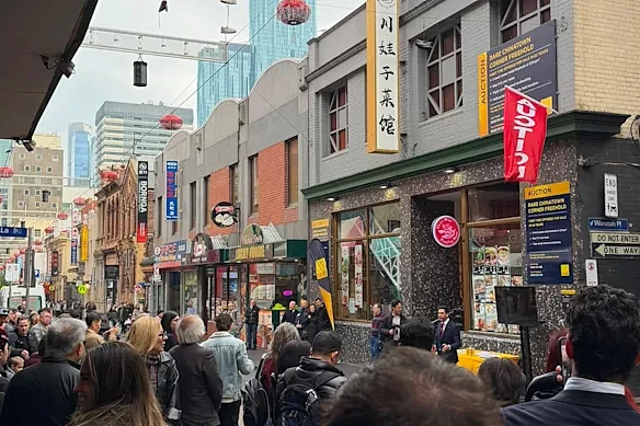 超过200人围观！澳唐人街饺子馆铺位以$611万成交，购入价为$9.2万（组图） - 1