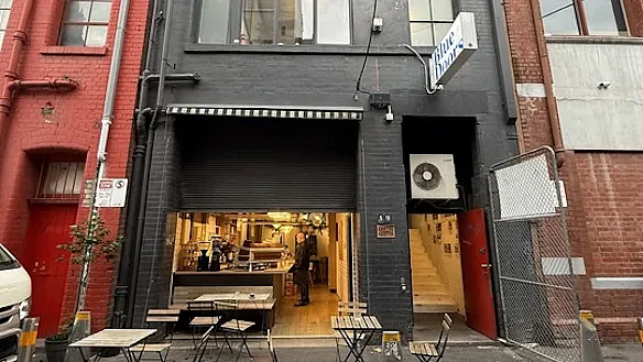 超过200人围观！澳唐人街饺子馆铺位以$611万成交，购入价为$9.2万（组图） - 2