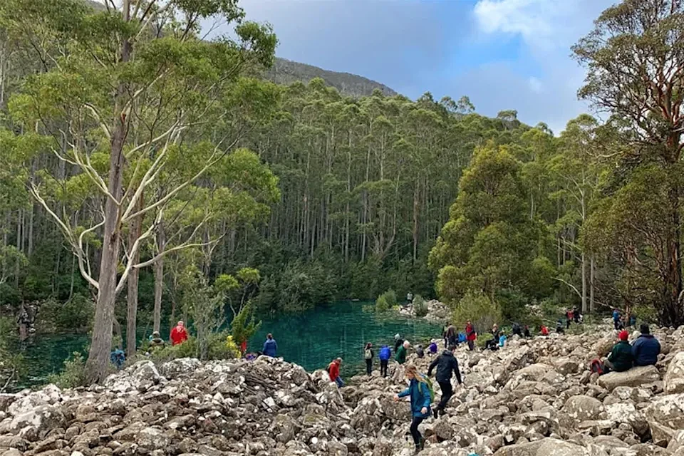 拍照定位正在毁掉美景！澳洲网红景点惨遭垃圾、涂鸦破坏（组图） - 3