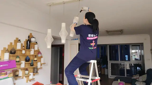 从白领到维修工：中国“全女队”走红，服务独居女性 - 3