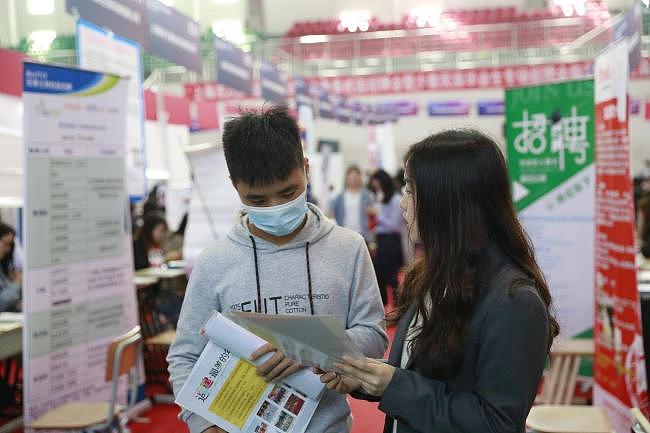 中国毕业生求职困境：好工作稀缺，圈层内推成隐形门槛（组图） - 6