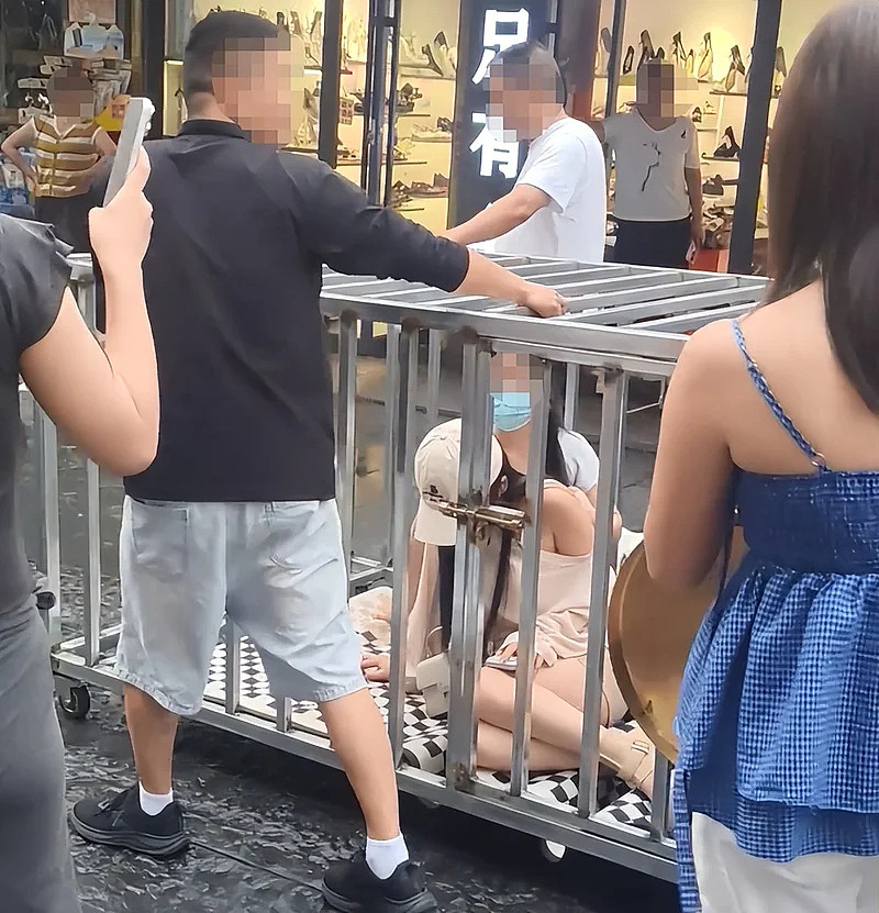 湖南街头惊现两女子“浸猪笼”！警方：系认为摆拍，策划者被刑拘（图） - 1