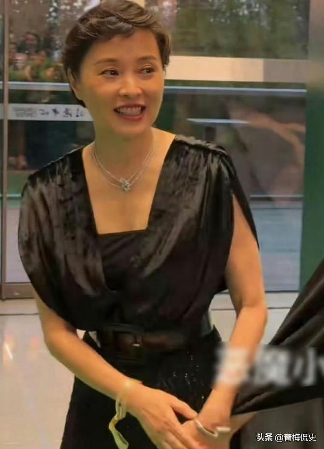 白玉兰晚宴：孙俪被指没礼貌，杨紫又矮又壮，杨幂吴越碾压全场（组图） - 8
